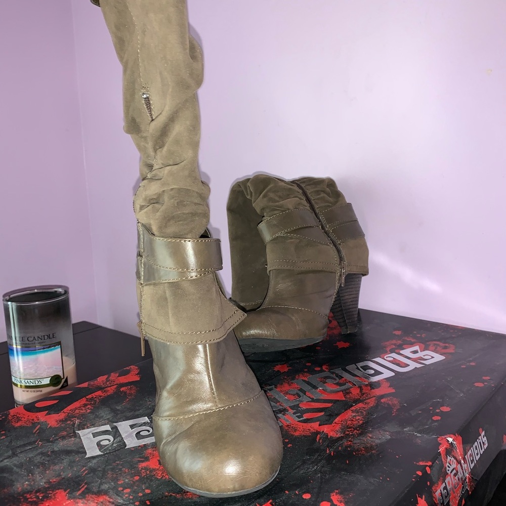 Boots - Picture 3 of 4